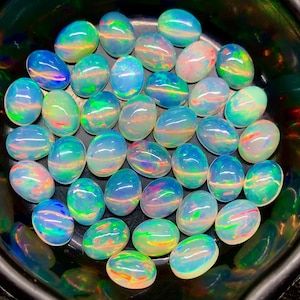 Opal etiopski AAA Cabochon: Wielobarwny, owalny kamień szlachetny
