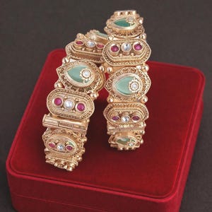Conjunto de brazaletes de oro vintage con piedras verdes, rubíes y diamantes, joyería nupcial india, brazaletes llamativos hechos a mano.