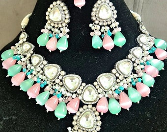 Hermoso conjunto de collar con cuentas de perlas de color verde menta y rosa con tachuelas Kundan en esmalte negro antiguo, perfecto para ocasiones especiales