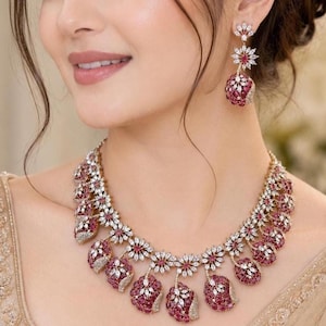 Conjunto de collar y pendientes de novia inspirados en Sabyasachi, color rosa rubí con circonitas cúbicas, conjunto de joyería para bodas indias, collar y pendientes llamativos, joyería para fiestas de Bollywood.