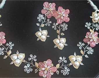 Petit collier de créateur inspiré de Sabyasachi, floral rose, clouté de feuilles victoriennes et orné de perles avec boucles d'oreilles