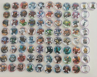 Puede incluir: Una colección de 64 fichas redondas de plástico blanco con personajes de dibujos animados coloridos y diseños. Cada ficha presenta un personaje diferente de la serie de videojuegos Skylanders.