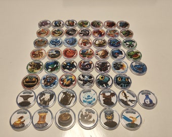 Puede incluir: Una colección de 40 fichas redondas de plástico Skylanders Imaginators que representan personajes y trampas. Las fichas presentan diversos personajes y diseños coloridos.
