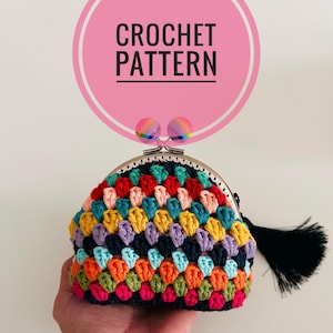 Puede incluir: Un monedero de ganchillo multicolor con cierre metálico y borla negra. El bolso está hecho con una variedad de colores de hilo, incluyendo rojo, naranja, amarillo, verde, azul y morado. El texto "CROCHET PATTERN" se muestra encima del bolso.