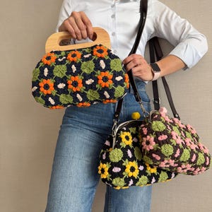 Puede incluir: Tres bolsos de crochet con estampados florales. El bolso m&aacute;s grande tiene un asa de madera y un fondo azul marino con flores naranjas y verdes. Los otros dos bolsos tienen fondos negros con dise&ntilde;os florales amarillos, rosas y verdes. Todos los bolsos tienen correas marrones oscuras.