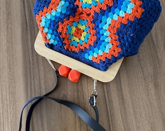 Handgemachte Umhängetasche - Buntes Grandma Square Design mit Holzrahmen