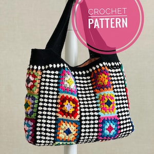 Könnte beinhalten: Eine handgefertigte Häkeltasche mit schwarzem Henkel und einem Körper mit einem schwarz-weißen Tupfenmuster. Die Tasche ist mit bunten, quadratischen Häkel-Patches verziert. Der Text "CROCHET PATTERN" wird auf einem rosa Kreis angezeigt.