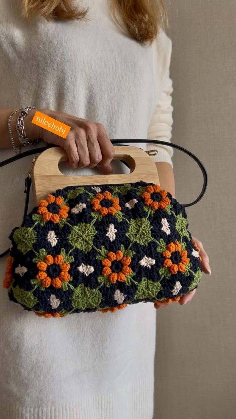Bolso retro floral de crochet, azul marino, naranja y verde, asas de madera, correa de cuero imagen 14