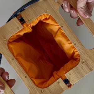 Bolso retro floral de crochet, azul marino, naranja y verde, asas de madera, correa de cuero imagen 8