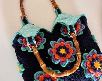 Handgemachte gehäkelte Blumentasche, Marineblau, Bambusgriff