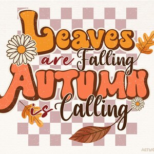 Op de afbeelding: Een retro-stijl grafische afbeelding met de tekst "Leaves are falling, Autumn is calling" in oranje, bruin en witte letters op een roze en witte geruite achtergrond. De afbeelding bevat gestileerde bladeren en madeliefjes.