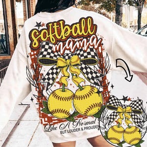 Op de afbeelding: Crèmekleurige sweatshirt met een softbalontwerp. Het ontwerp bevat de woorden "Softball Mama", twee gele softballs, een geruit lint en de tekst "Like A Normal But Louder & Prouder". Het ontwerp is in een decoratief lettertype.