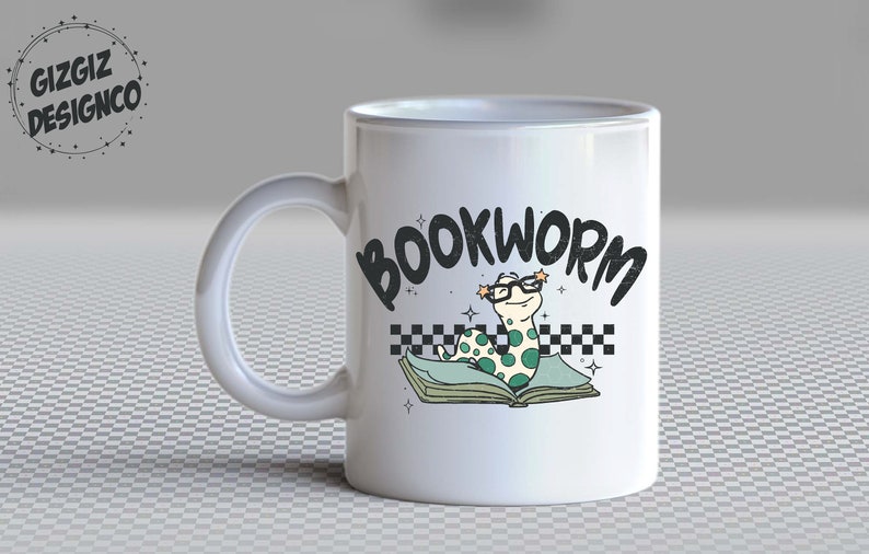 Pu&ograve; includere: Tazza in ceramica bianca con un'illustrazione di verme libro verde e nero e il testo "BOOKWORM" in nero. Il verme libro indossa gli occhiali e ha stelle sopra la testa.