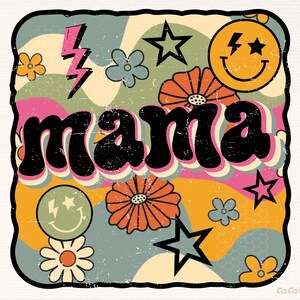 Op de afbeelding: Retro-grafische afbeelding met het woord "mama" in vetgedrukte, zwarte letters. De achtergrond heeft een kleurrijk, psychedelisch patroon met bloemen, sterren en smiley-gezichten.