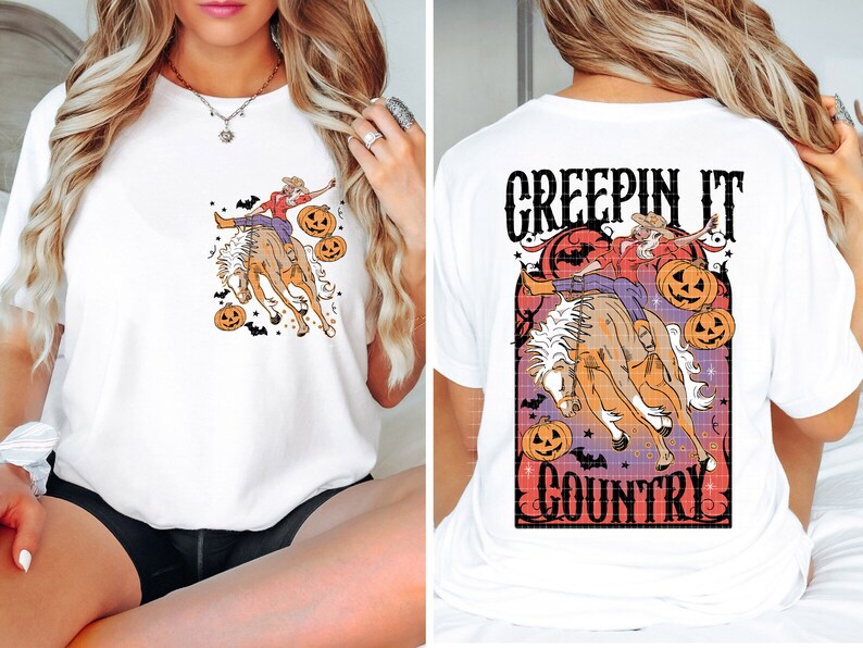 Puede incluir: Camiseta blanca con un gr&aacute;fico de una mujer montando un caballo con calabazas y murci&eacute;lagos. El texto "Creepin It Country" est&aacute; impreso en la parte posterior de la camiseta.