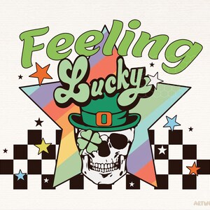 K&ouml;nnte beinhalten: Ein gr&uuml;ner, wei&szlig;er und regenbogenfarbener Stern mit dem Text "Feeling Lucky" in gr&uuml;nen Buchstaben. Ein Sch&auml;del, der einen gr&uuml;nen Leprechaun-Hut mit einem Kleeblatt &uuml;ber einem Auge tr&auml;gt, befindet sich in der Mitte des Sterns. Ein schwarz-wei&szlig;es Schachbrettmuster befindet sich am unteren Rand des Bildes.