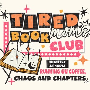 Op de afbeelding: Een retro-stijl grafiek met de tekst "TIRED BOOK MOM'S CLUB" in oranje en roze. Een open boek met sterren en een halve maan is afgebeeld. Extra tekst luidt "NIGHTLY AT 10PM, RUNNING ON COFFEE, CHAOS AND CHAPTERS."
