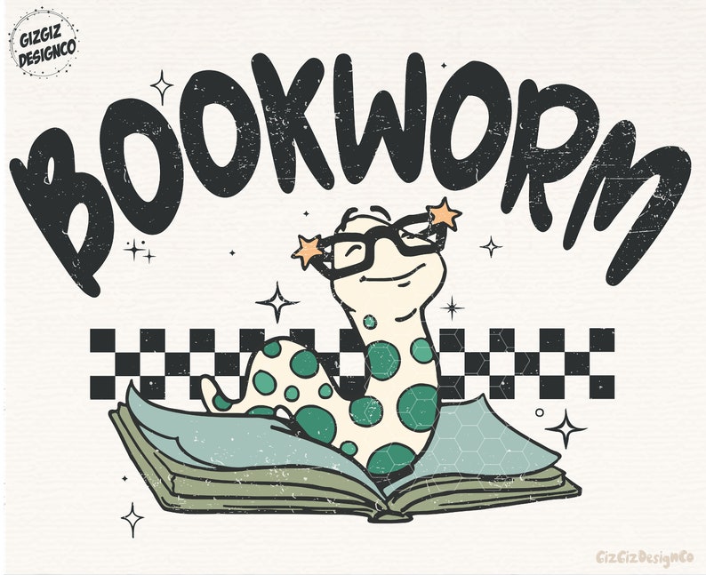 Pu&ograve; includere: Un verme verde e bianco con gli occhiali con le stelle sta leggendo un libro. La parola "BOOKWORM" &egrave; scritta in nero sopra il verme. Lo sfondo &egrave; di colore beige chiaro con un motivo a scacchi.