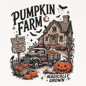 Peut inclure: Une illustration graphique montrant un camion noir, une maison en pierre et des citrouilles orange. Le texte indique PUMPKIN FARM et MAGICALLY GROWN. Un panneau en bois affiche PICK YOUR PUMPKIN FRESHLY GROWN. Chauves-souris, lune et corbeau.