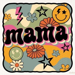 Op de afbeelding: Een retro-stijl grafische afbeelding met het woord "mama" in grote, zwarte, groovy letters. De achtergrond is een kleurrijke werveling van roze, oranje, geel, blauw en groen met een patroon van bloemen, sterren en smiley-gezichten.