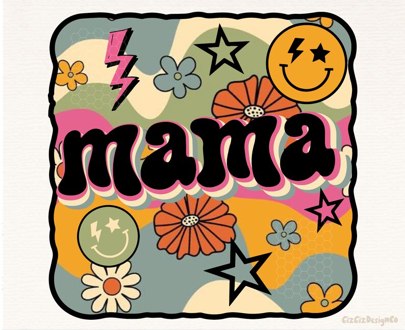 Op de afbeelding: Een retro-stijl grafische afbeelding met het woord "mama" in grote, zwarte, groovy letters. De achtergrond is een kleurrijke werveling van roze, oranje, geel, blauw en groen met een patroon van bloemen, sterren en smiley-gezichten.