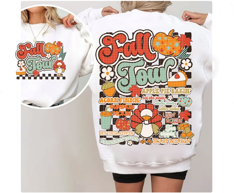 K&ouml;nnte beinhalten: Wei&szlig;er Pullover mit einem bunten Grafikdesign mit dem Text "Fall Tour" und verschiedenen Herbstmotiven, darunter ein Truthahn, K&uuml;rbisse, Bl&auml;tter und eine Torte.