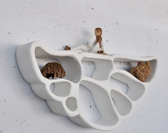Handgemaakte curiosaplank met betoneffect: curiosa, wandaltaar