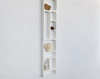 Handgemaakte vitrinekast, rariteitenplank, curiosaplank, wandaltaar, natuurplank in nis, unieke wandplank, kristallen wandplank.