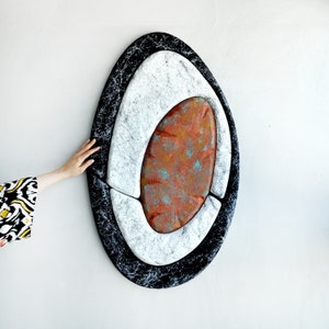NOMBRE: BHARAT %100 Escultura de pared ovalada hecha a mano, arte de pared estilo Wabi Sabi, arte de pared escultórico, decoración contemporánea, escultura abstracta
