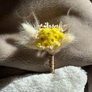 Corsage met immortellebloemen, gedroogde bloemen, bruidsaccessoire