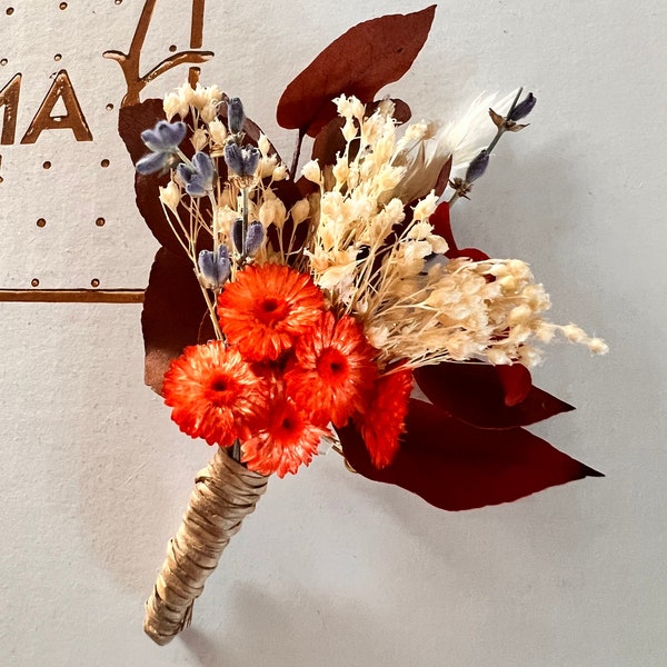 Boutonnière de marié, orange et bordeaux terracota en fleurs séchées