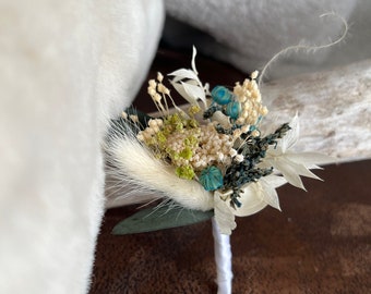 Boutonnière de Marié Émeraude, confectionne en fleurs séchées, accessoire mariage original, vert et blanc