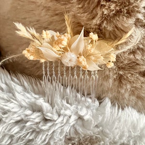 White and cream comb in dried flowers, ideal wedding hairstyle image 2