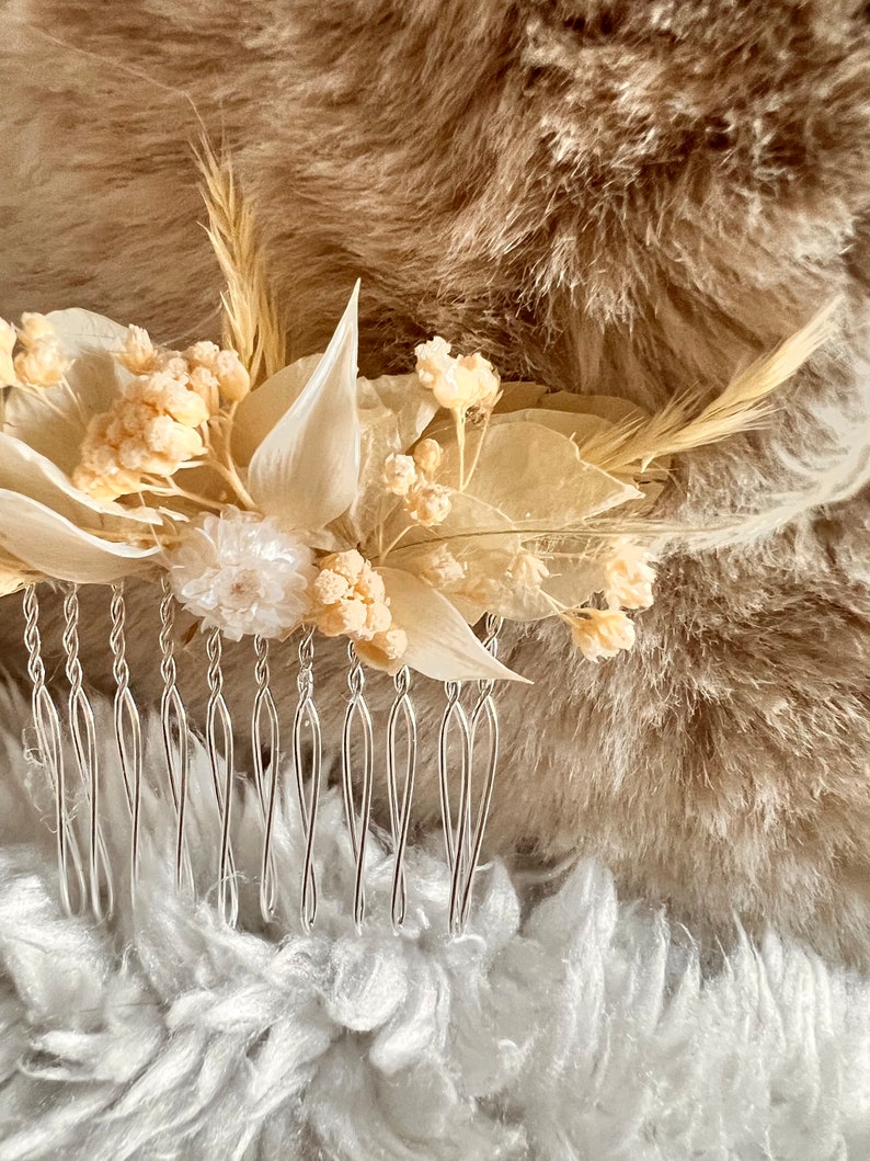 White and cream comb in dried flowers, ideal wedding hairstyle image 5