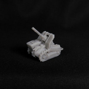 Puede incluir: Un modelo de plástico gris de un cañón antiaéreo autopropulsado. El cañón está montado en un chasis de orugas y tiene un cañón largo.