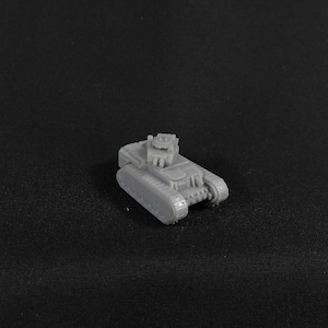 Op de afbeelding: Een grijs plastic model van een tank met een torentje en rupsbanden.