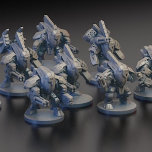Pode incluir: Uma coleção de figuras de robôs cinzentos em miniatura, cada uma com um design único e montada numa base circular. Os robôs apresentam detalhes mecânicos, incluindo armas e armaduras, e estão dispostos numa superfície escura.