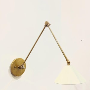 Moderne messing wandkandelaar uit het midden van de eeuw - verstelbare kegelkap