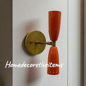 Applique da parete moderna in ottone, lampada regolabile a doppio cono arancione