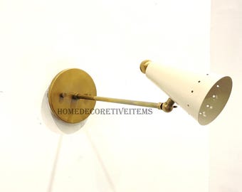 Aplique de pared de latón de mediados de siglo: foco ajustable, iluminación artesanal