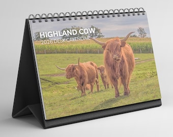 Calendario de escritorio Highland Cow 2026-2027: Calendario de escritorio plegable de pie con papel grueso (15,25 cm x 22 cm, similar a A5)