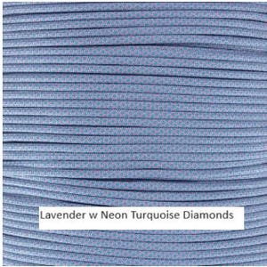Puede incluir: Un carrete de paracord lavanda con un patr&oacute;n de diamantes turquesa ne&oacute;n.
