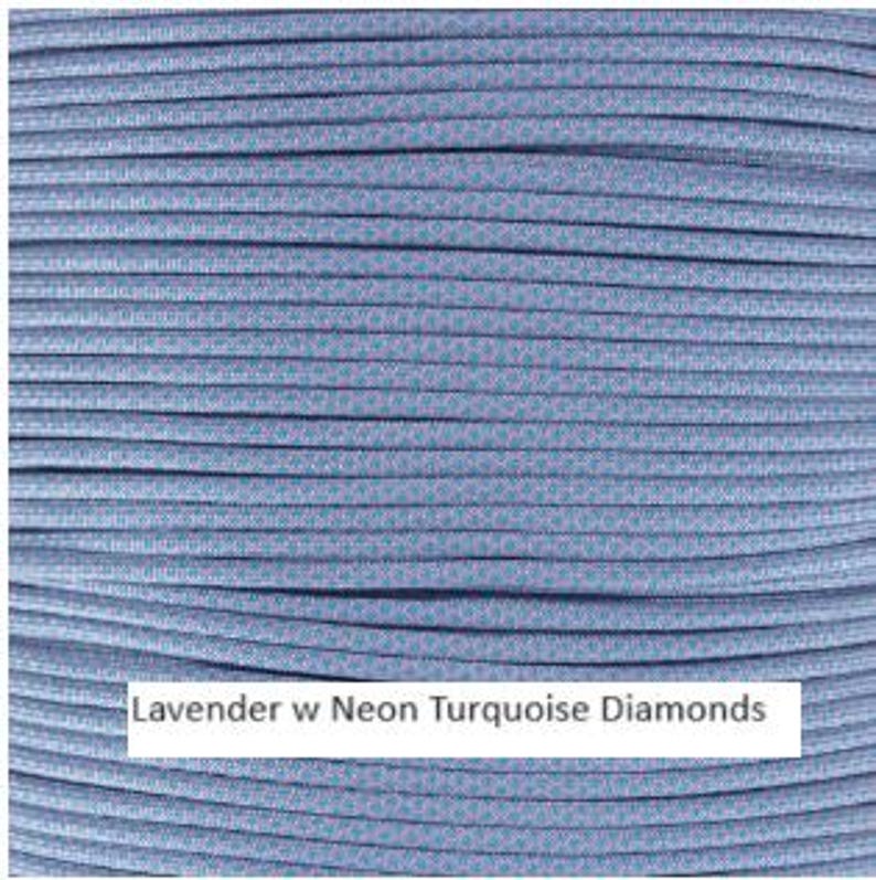 Puede incluir: Un carrete de paracord lavanda con un patr&oacute;n de diamantes turquesa ne&oacute;n.