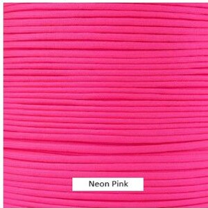 Puede incluir: Un carrete de paracord rosa ne&oacute;n, un tipo de cuerda de nylon resistente que se utiliza a menudo para manualidades y actividades al aire libre.