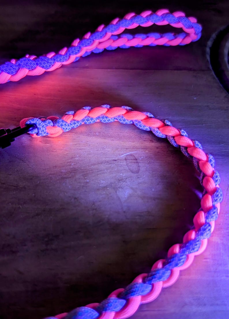 Puede incluir: Un cord&oacute;n trenzado con un esquema de color rosa y morado. El cord&oacute;n est&aacute; hecho de un material suave y flexible y tiene un dise&ntilde;o tejido.