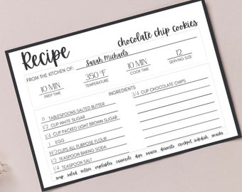 Könnte beinhalten: Eine druckbare Rezeptkarte für Schokoladenkekse. Die Karte hat einen schwarzen Rand und einen weißen Hintergrund. Der Rezepttitel lautet "Schokoladenkekse" und das Rezept stammt von "Sarah Michaels". Die Zutaten umfassen 8 Esslöffel gesalzene Butter, 1/2 Tasse weißen Zucker, 1/4 Tasse gepackten hellbraunen Zucker, 1 Ei, 1 1/2 Tassen Allzweckmehl, 1/2 Teelöffel Natron und 1/4 Teelöffel Salz. Das Rezept enthält auch Anweisungen für die Vorbereitungszeit, die Garzeit und die Portionsgröße.