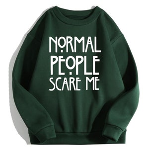 Może przedstawiać: Zielony sweter z nadrukiem białego napisu "NORMAL PEOPLE SCARE ME" z przodu.