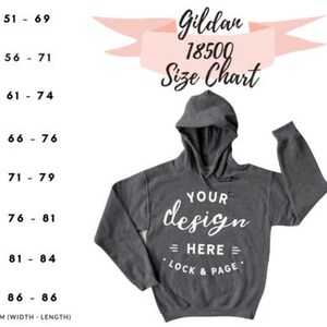 Pode incluir: Uma tabela de tamanhos para hoodies Gildan 18500, mostrando as medidas em cent&iacute;metros para diferentes tamanhos, do S ao 5XL. A tabela &eacute; exibida em um fundo branco com acentos rosa. A tabela est&aacute; ao lado de um hoodie cinza com o texto "YOUR design = HERE = LOCK & PAGE" impresso na frente.