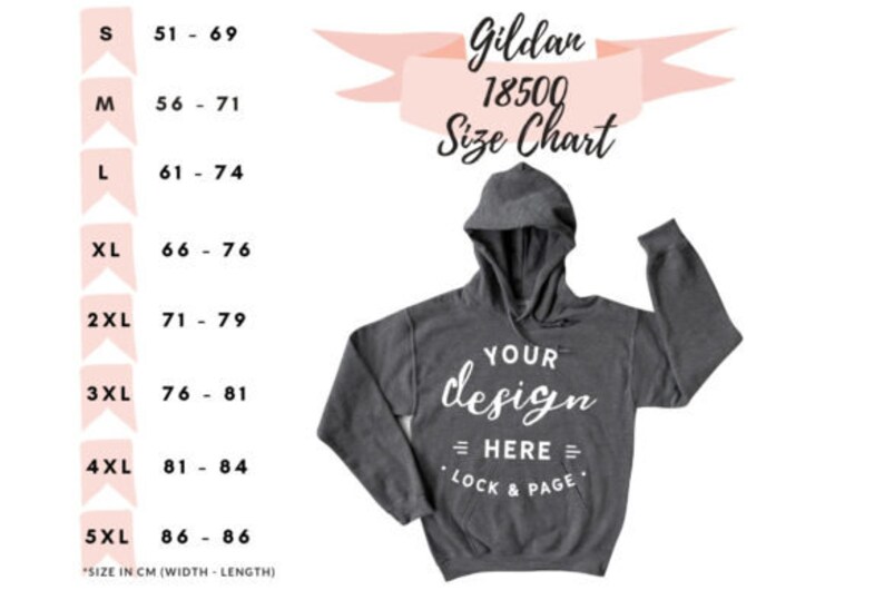 Pode incluir: Uma tabela de tamanhos para hoodies Gildan 18500, mostrando as medidas em cent&iacute;metros para diferentes tamanhos, do S ao 5XL. A tabela &eacute; exibida em um fundo branco com acentos rosa. A tabela est&aacute; ao lado de um hoodie cinza com o texto "YOUR design = HERE = LOCK & PAGE" impresso na frente.