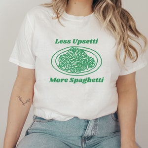 Camiseta unisex Less Upsetti More Spaghetti, refrán divertido de la camisa cool streetwear, camiseta atrevida con cita ondulada, regalo estético ecléctico